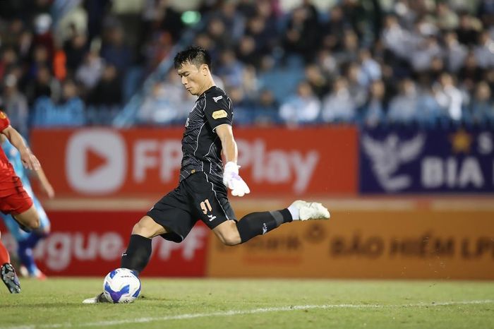 Bùi Tiến Dũng có thể chạm trán Công Phượng trên sân Thống Nhất ở trận play-off. Ảnh: VPF