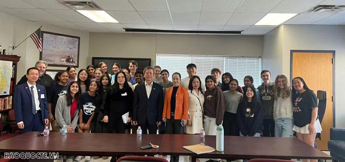 Đoàn công chức Văn phòng Quốc hội trong một buổi giao lưu với các em học sinh trường Pulaski Academy tại thành phố Little Rock, bang Arkansas.