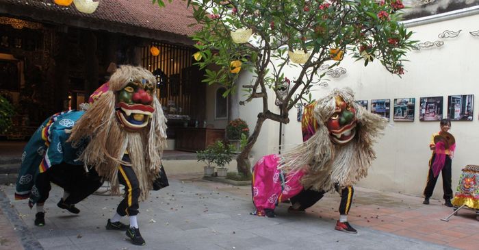 Trình diễn múa nghê tại đình Kim Ngân, Hà Nội. Mặt nạ nghê do TS. Trần Hậu Yên Thế phỏng dựng dựa trên tạo hình của nghê/sư tử đội tòa sen ở chùa Bà Tấm, Bắc Ninh.