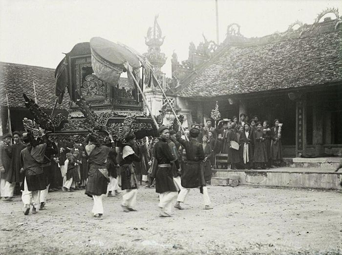 Lễ rước trong lễ hội làng Di Trạch, ảnh do người Pháp chụp những năm 1920-1929, hiện lưu trữ tại Viện Viễn Đông Bác Cổ Paris.