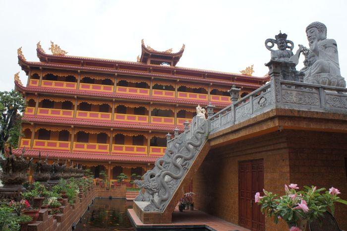 Một công trình xây dựng hoành tráng tại chùa Khúc Thủy nhưng hoàn toàn xa lạ với kiến trúc truyền thống.