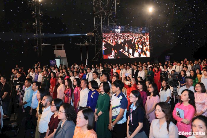 Cả hội trường lắng đọng, thể hiện niềm xúc động với những đóng góp to lớn của các thế hệ nhà báo đi trước.