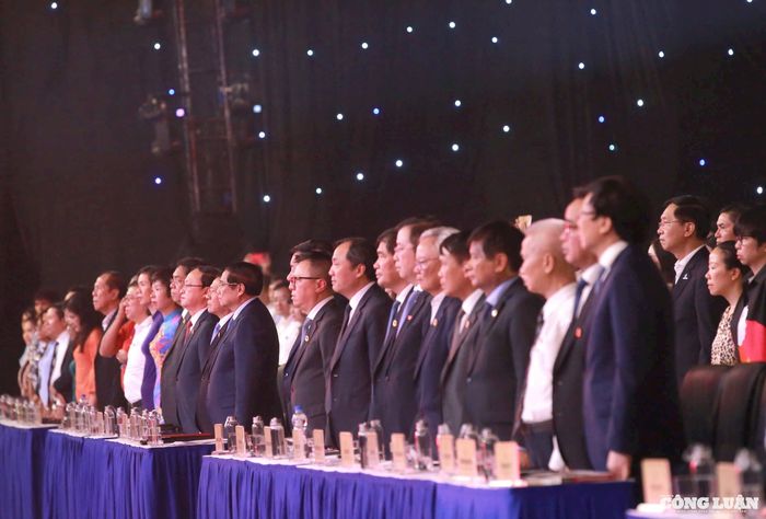 Các vị lãnh đạo, các vị đại biểu cùng đứng lên tri ân những nhà báo đã hi sinh anh dũng trong cuộc chiến tranh giành độc lập dân tộc.