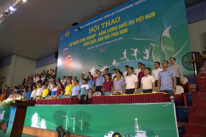 Các đại biểu tham dự lễ khai mạc hội thao.