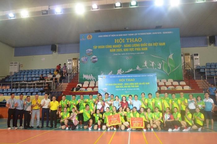 Các đại biểu và đội kéo co nam và nữ của PVFCCo.