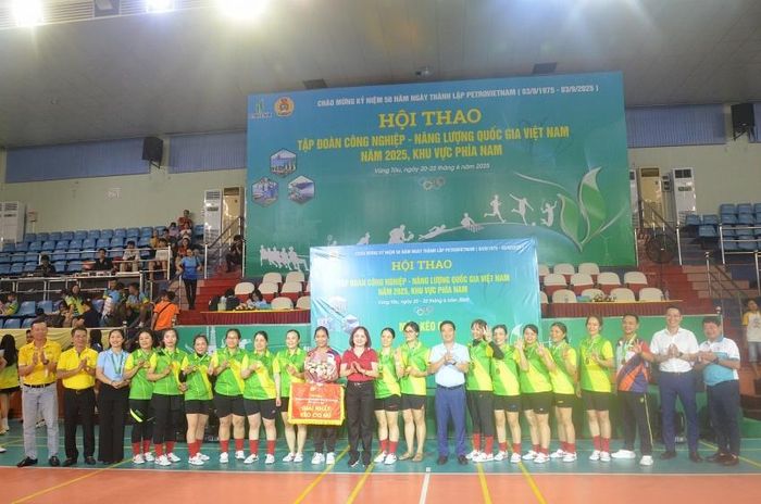 Trao giải Nhất cho đội kéo co nữ PVFCCo.
