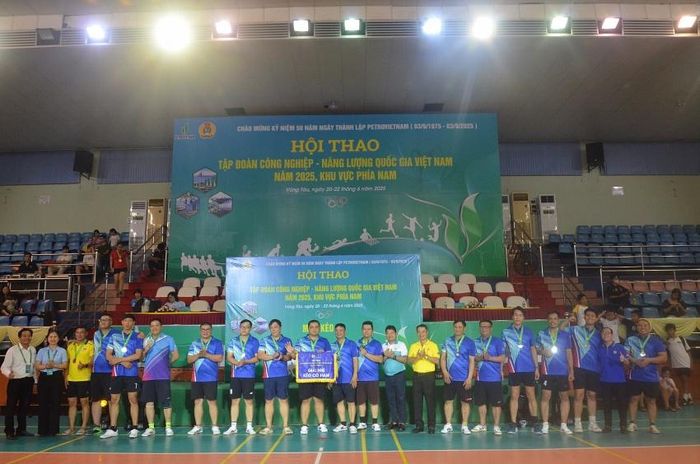 Ban tổ chức trao giải Nhì cho đội kéo co nam Vietsovpetro.