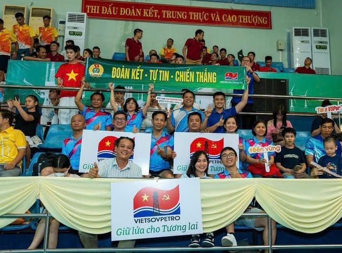Bộ môn kéo co diễn ra gây cấn và hấp dẫn cùng sự cổ động nồng nhiệt của khán giả.
