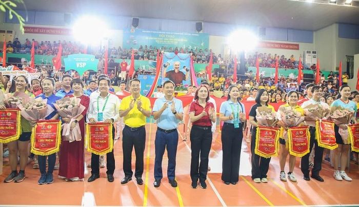 Trao tặng cờ lưu niệm cho các đoàn VĐV tham gia Hội thao.