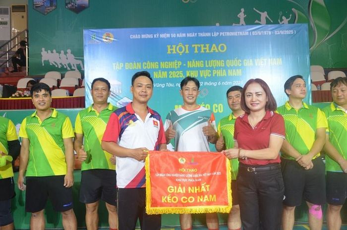 Đồng chí Nghiêm Thùy Lan trao giải Nhất keo co nam cho đội PVFCCo.
