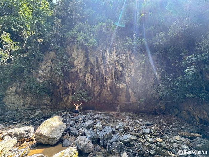 Càng đi sâu vào trong, mọi người càng được khám phá vẻ đẹp hùng tráng của thiên nhiên dọc 2 bên. Ông Lầu Bá Chày - Chủ tịch UBND xã Nậm Cắn cho biết: “Để khai thác và tạo thành điểm du lịch sinh thái trên địa bàn, tháng 4 năm 2025, xã Nậm Cắn đã làm lễ khai trương, chính thức đưa thác 3 tầng trở thành điểm du lịch sinh thái. Xã cũng đã tạo một con đường đất nhỏ dài khoảng 600m dẫn vào thác. Đồng thời, làm thêm cầu tre, cầu gỗ bằng cây để mọi người dễ lên đỉnh thác khám phá”. Ảnh: Ngọc Phương