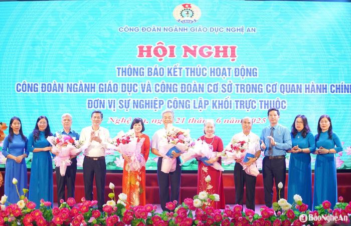 Giám đốc Sở Giáo dục và Đào tạo Thái Văn Thành tặng hoa, tri ân các thế hệ làm Chủ tịch Công đoàn ngành Giáo dục. Ảnh: Mỹ Hà