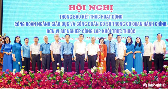 Lãnh đạo Sở Giáo dục và Đào tạo và Liên đoàn Lao động tỉnh chụp ảnh với các thế hệ làm Công đoàn ngành Giáo dục. Ảnh: Mỹ Hà
