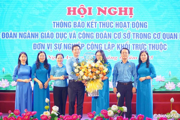 Phó Chủ tịch Liên đoàn Lao động tỉnh Nguyễn Chí Công tặng hoa cho Công đoàn ngành Giáo dục Nghệ An. Ảnh: Mỹ Hà