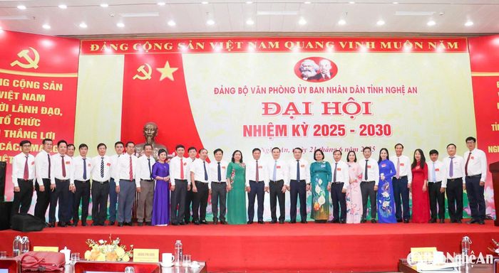 Các đồng chí tham dự Đại hội chụp ảnh lưu niệm. Ảnh: Phương Thúy