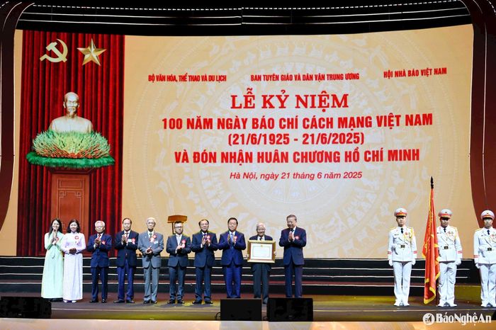 Tổng Bí thư Tô Lâm trao tặng Huân chương Hồ Chí Minh cho đội ngũ người làm báo. Ảnh: P.V