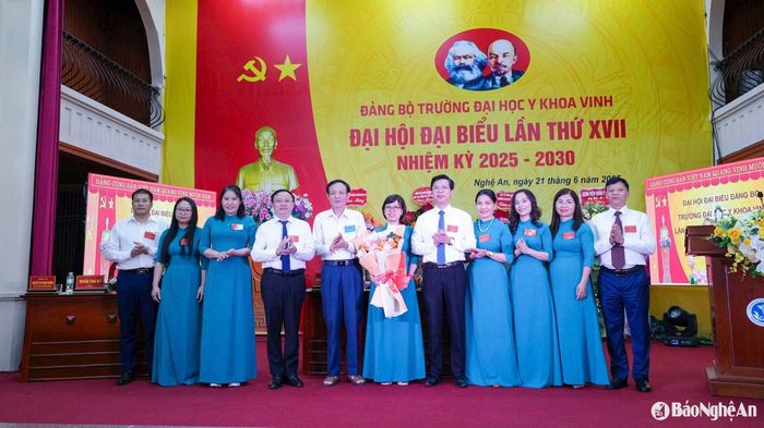Ra mắt Ban Chấp hành Đảng bộ Trường Đại học Y khoa Vinh nhiệm kỳ 2025 - 2030. Ảnh: T.L
