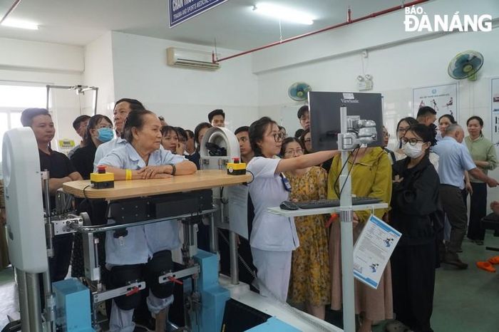Đại biểu tham quan thực tế vận hành Robot tập dáng đi tại Bệnh viện C Đà Nẵng.