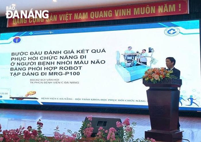 BS. CKII Bùi Văn Hội, Trưởng khoa Phục hồi chức năng Bệnh viện C Đà Nẵng báo cáo tại hội thảo.