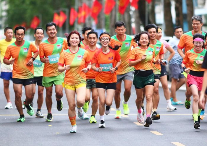 Các vận động viên thi đấu môn điền kinh.