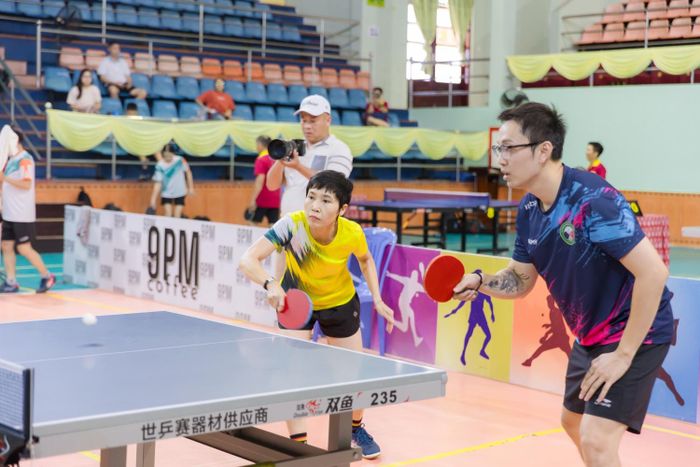 Các vận động viên thi đấu môn bóng bàn.