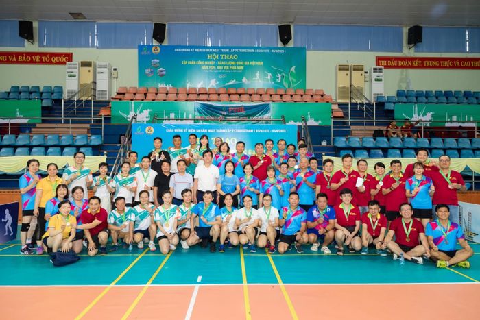 Các đại biểu trao huy chương cho các vận động viên môn bóng bàn.