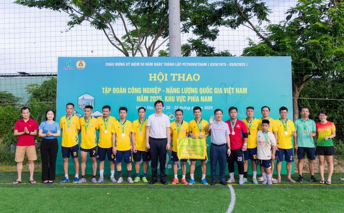 Đại biểu trao huy chương cho các vận động viên thi đấu môn bóng đá.