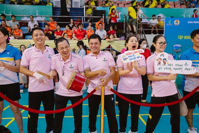 Tiếng hò reo cổ vũ không ngừng từ khán đài.