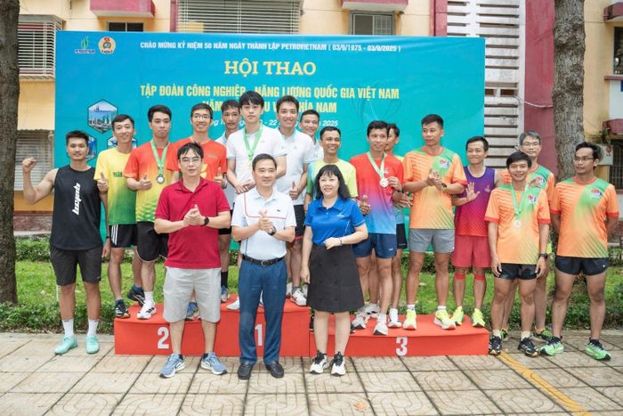 Trao huy chương môn điền kinh