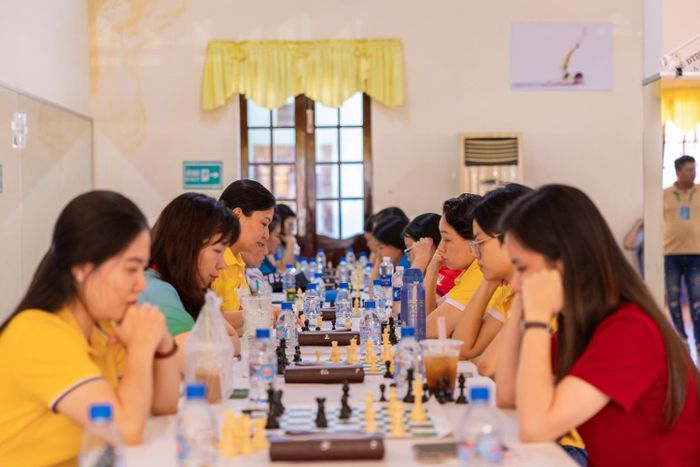 Các vận động viên thi đấu bộ môn cờ vua và cờ tướng.