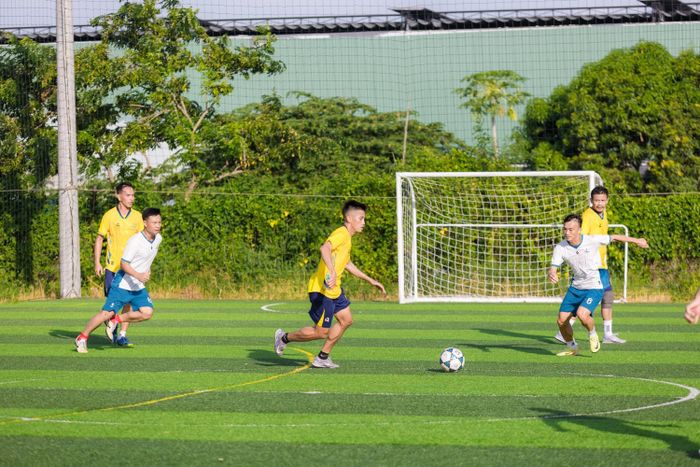 Bộ môn đá bóng diễn ra gay cấn giữa các đội tham gia thi đấu.