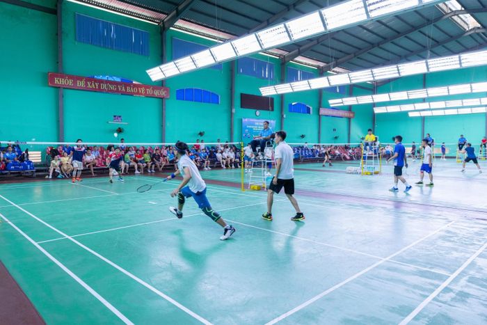 Các vận động viên thi đấu môn cầu lông.