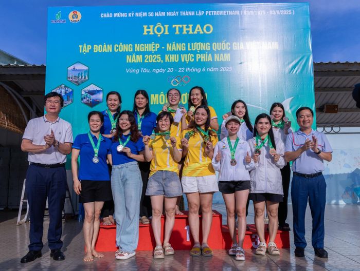 Đại biểu trao huy chương cho các vận động viên thi đấu môn bơi lội.