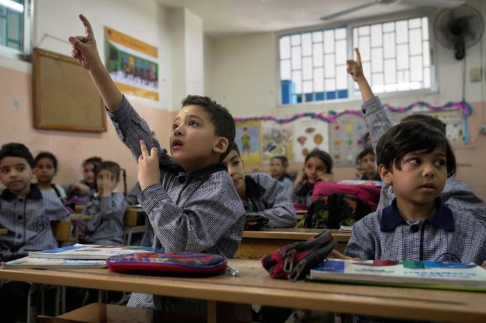 Học sinh trong một lớp học tiếng Anh tại trường tiểu học của UNRWA dành cho người tị nạn Palestine, trong trại tị nạn Mar Elias ở Beirut, Liban. Ảnh: AP