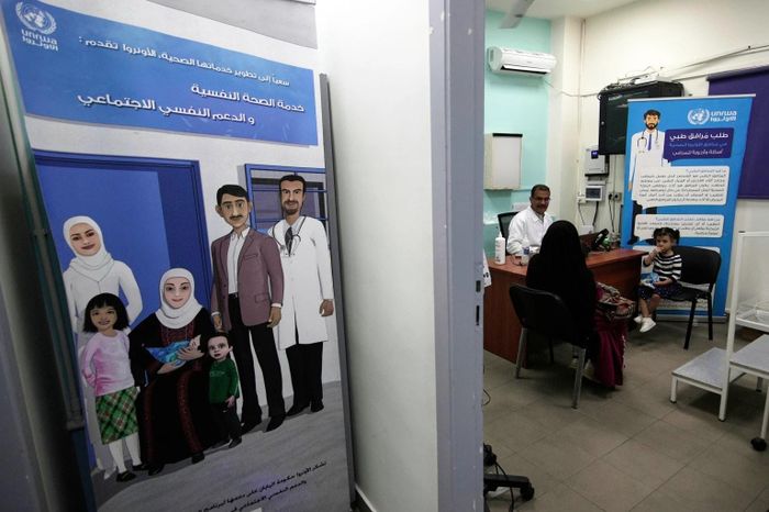 Một bác sĩ đang khám bệnh cho một phụ nữ và đứa con của cô tại trung tâm y tế do UNRWA điều hành trong trại tị nạn Mar Elias ở Beirut, Liban, hôm 2/6. Ảnh: AP