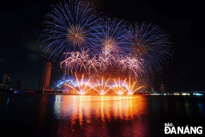 Đến với DIFF 2025, đội pháo hoa Pyrotex Fireworx từ Vương quốc Anh mang đến cho khán giả phần trình diễn được ví như bản hòa nhạc điện ảnh và thấm đẫm chất thơ mang tên “Sóng cảm xúc”. 