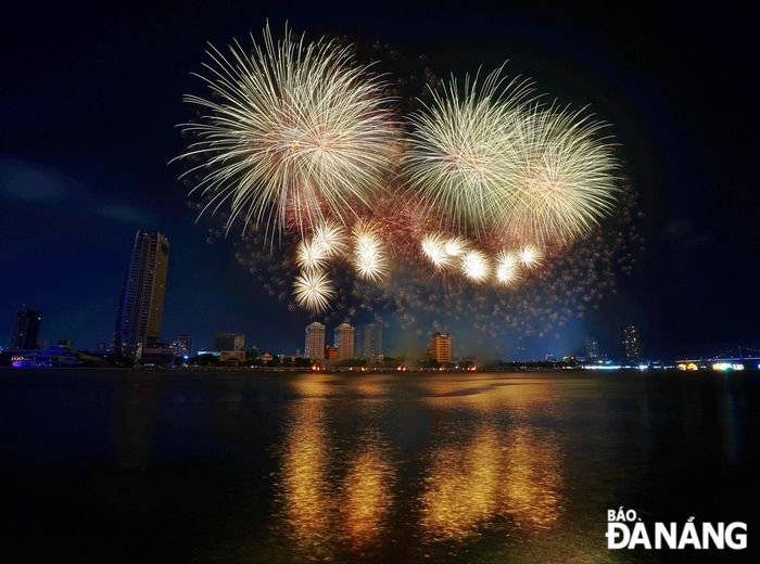 Những hiệu ứng pháo hoa đặc trưng của đại diện từ bán đảo Iberia như sao chổi, thác ánh sáng, pháo núi lửa… lần lượt vẽ lên bầu trời Đà Nẵng một thế giới ánh sáng sống động, vừa hùng tráng vừa tinh tế.