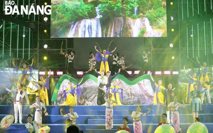 Chương trình nghệ thuật được đầu tư công phu, phản ảnh nét văn hóa đặc sắc của đồng bào tỉnh Sơn La. Ảnh: NGỌC HÀ