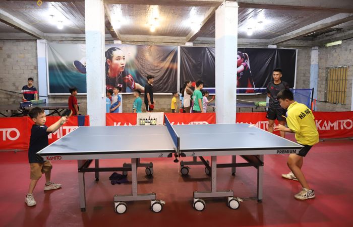 Luyện tập bóng bàn giúp các em nhỏ có phản xạ nhanh nhẹn