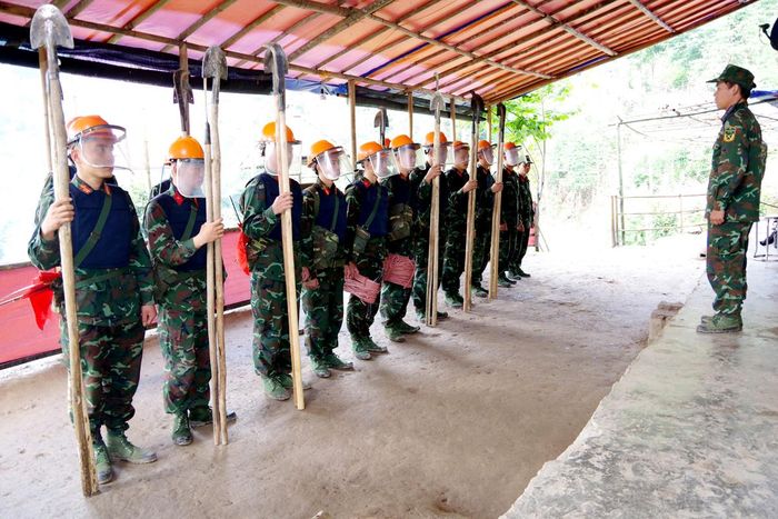 Quán triệt nhiệm vụ trước khi hành quân làm nhiệm vụ rà phá bom mìn.