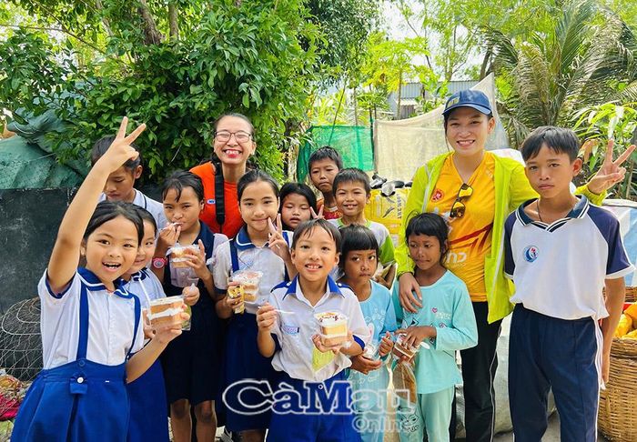 Việt Mỹ (áo vàng) đồng hành cùng các em nhỏ ở Khu lưu cư phường Tân Xuyên, TP Cà Mau, trong một buổi trao quà đầy ý nghĩa. (Ảnh nhân vật cung cấp)