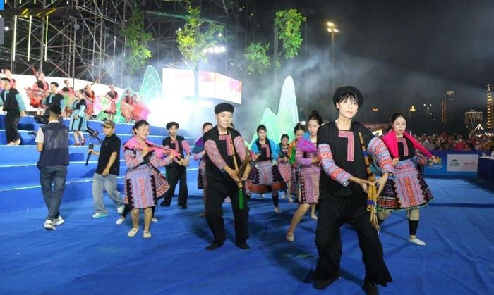 Tiết mục "Tây Bắc vui trong ngày hội" của của Nhà hát Ca múa nhạc tỉnh Sơn La. Ảnh: H.Giang