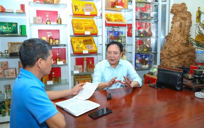 NSND Vương Duy Biên trao đổi với phóng viên Báo Nhà báo và Công luận. Ảnh: Sơn Hải