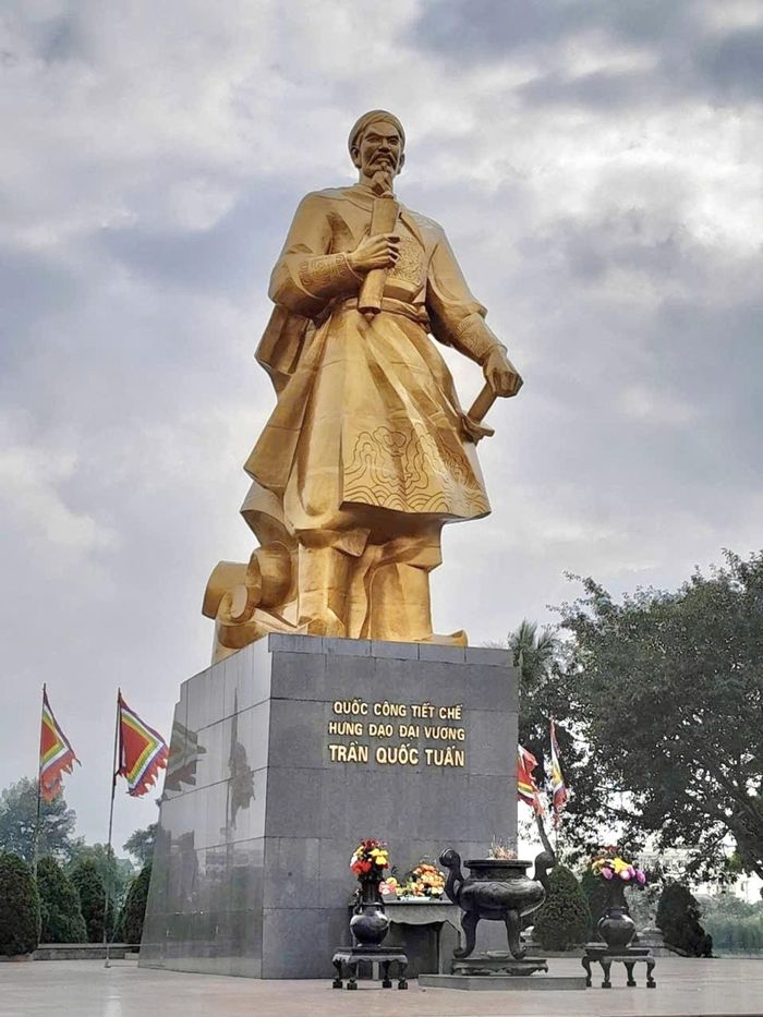 Tượng đài Quốc công Tiết chế Hưng Đạo Đại vương Trần Quốc Tuấn của NSND Vương Duy Biên tại Quảng trường 3/2, thành phố Nam Định, tỉnh Nam Định. Ảnh: NVCC