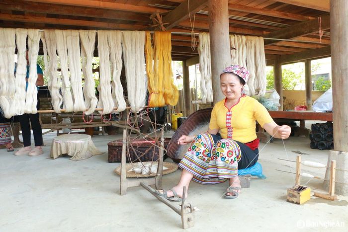 Phụ nữ ở bản Mòng 1, xã Cắm Muộn kéo sợi xe tơ. Ảnh: Thanh Phúc