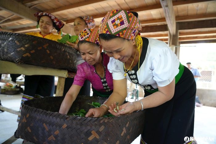 Người dân bản Mòng 1 chăm sóc tằm. Ảnh: Khánh Ly