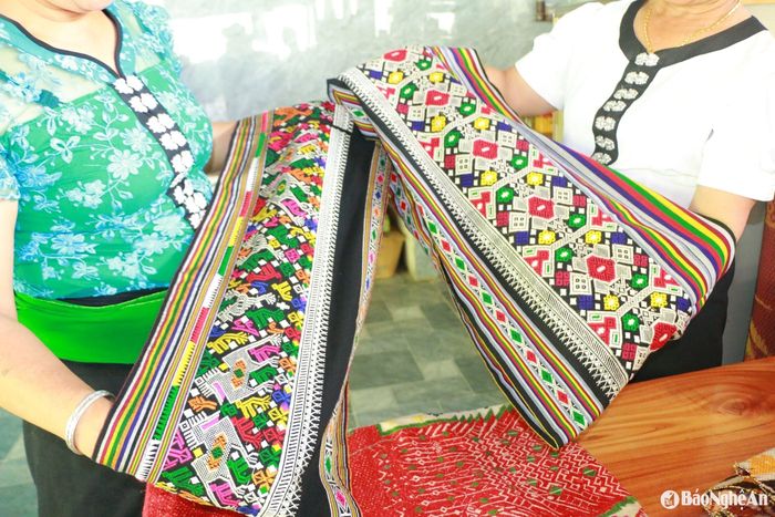 Họa tiết thổ cẩm ở Cắm Muộn có màu sắc bắt mắt. Ảnh: Khánh Ly
