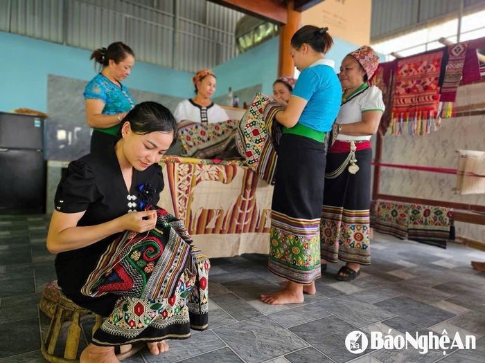 Phụ nữ ở Cắm Muộn tự may trang phục phục vụ đời sống và tạo thành những sản phẩm hàng hóa. Ảnh: Khánh Ly