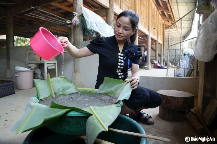 Người dân dùng tro bếp pha nước để làm mềm, sạch sợi tơ là phương pháp truyền thống giúp nâng cao chất lượng tơ, một bí quyết ít nơi còn giữ được. Ảnh: KL