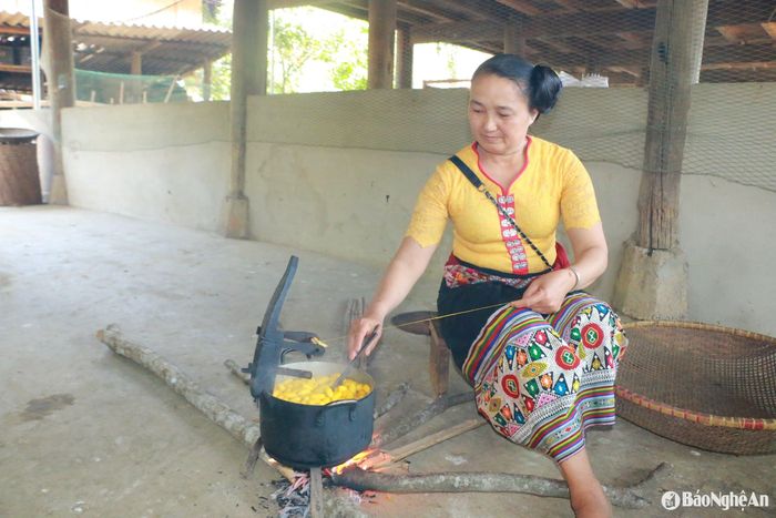 Kén được luộc thủ công. Ảnh KL